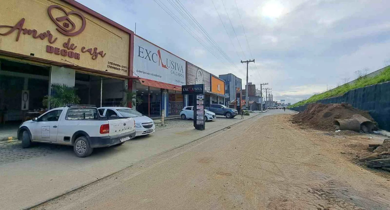 Comerciantes relatam prejuízos por conta de cratera no Anel de Contorno; obras não tem prazo para acabar