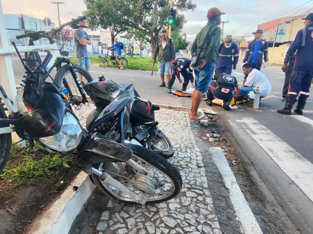 Motociclista fica gravemente ferido após colisão com carro na Avenida Maria Quitéria - acidente de moto