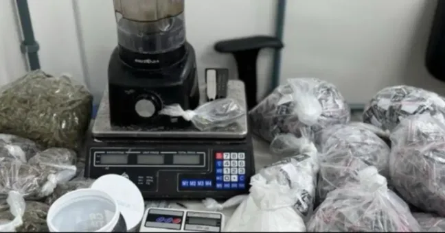 Laboratório de drogas em Salvador - policiais