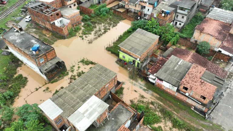 Fortes chuvas: Rio Subaé transborda e 80 famílias ficam desabrigadas em Santo Amaro