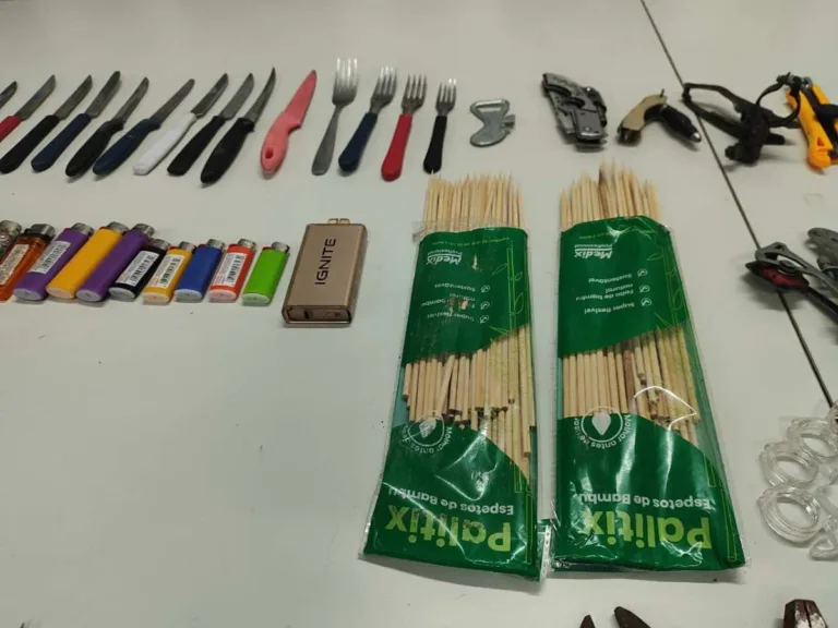 Garfo, pente, tesoura, prego, isqueiros; veja materiais apreendidos pela Polícia Militar nos portais de acesso da Micareta