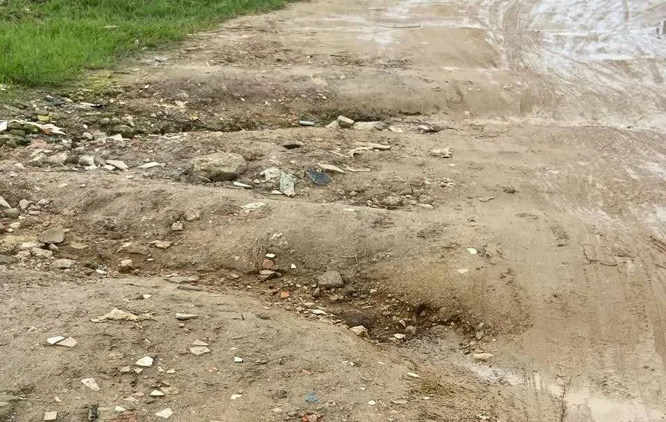 Problemas que se repetem: buracos, alagamentos e falta de limpeza pública; confira os flagrantes da comunidade