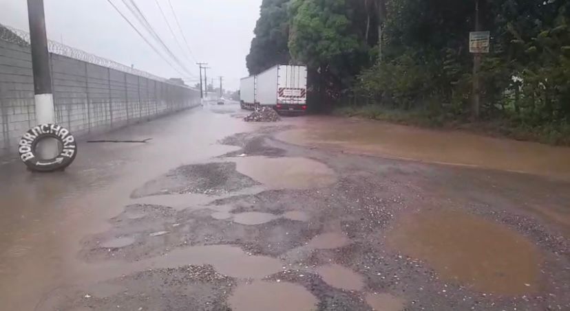 Ruas inundadas, crateras, descarte irregular de lixo e lamaçal em ruas da cidade afetam moradores de Feira e Santana