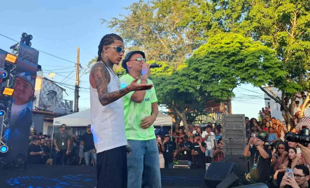 Theuzinho leva multidão para o bairro Rua Nova em gravação de audiovisual