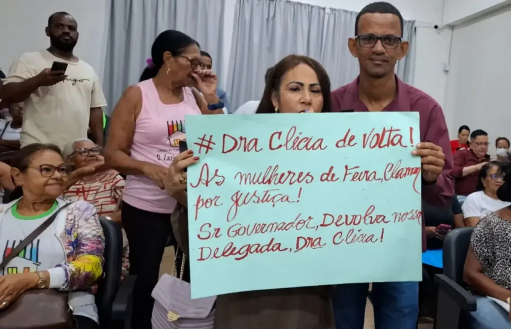 manifestantes cobram permanência da delegada Clécia Vasconcelos na Deam