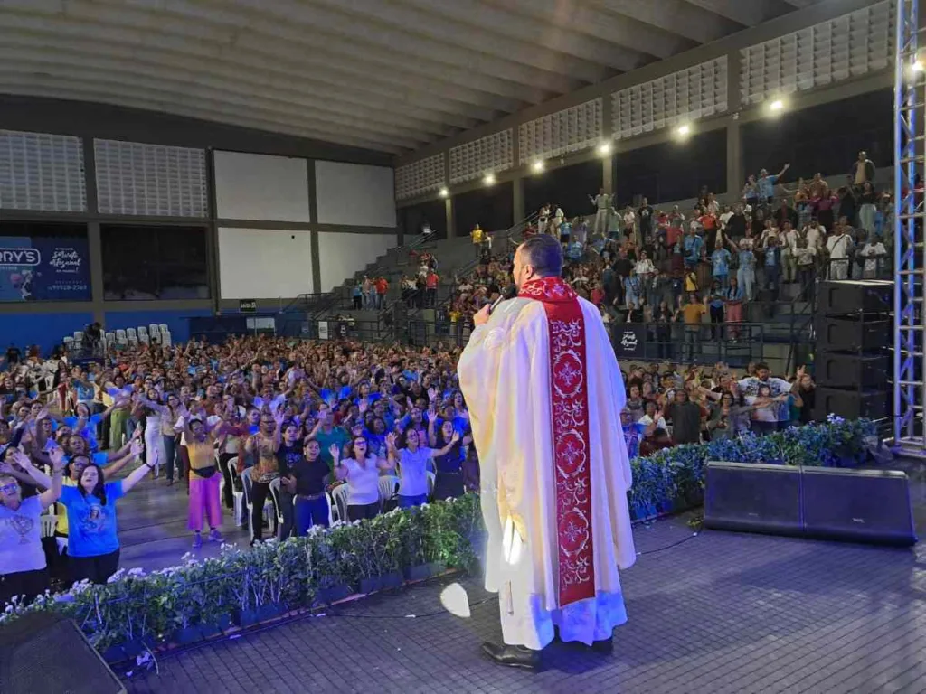 Centenas de pessoas participam da abertura do Vem Louvar 2025 