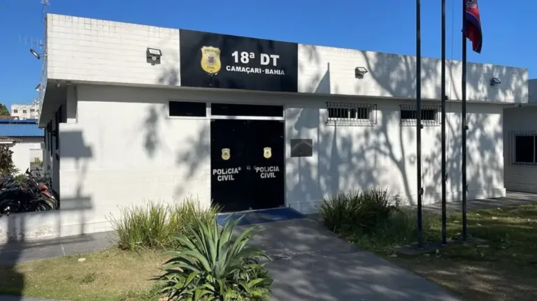 Caso foi registrado na 18ª Delegacia Territorial de Camaçari — Foto: Uéditon Teixeira/g1 Três homens morreram após uma