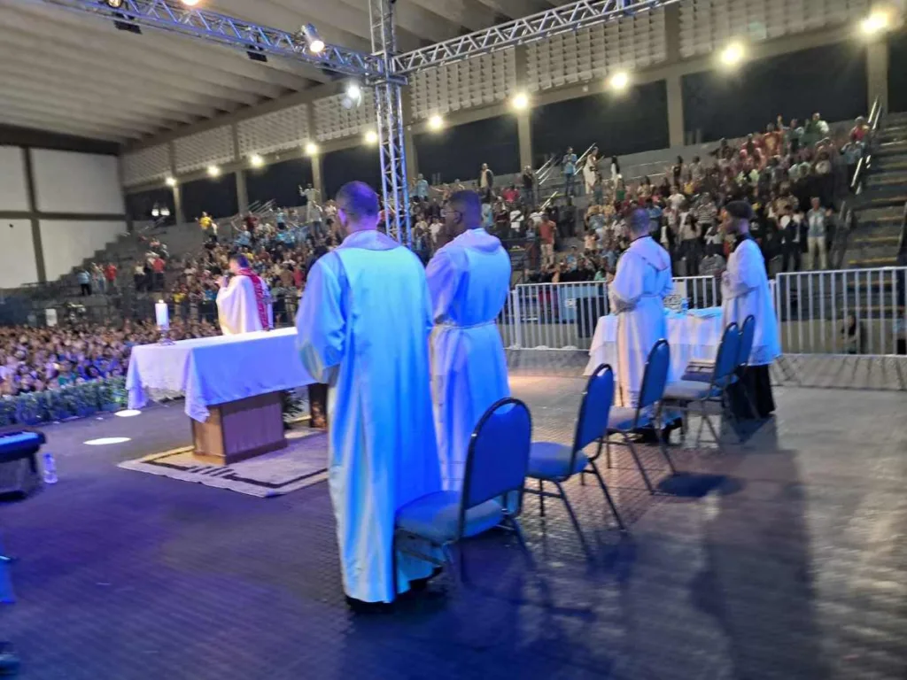 Centenas de pessoas participam da abertura do Vem Louvar 2025