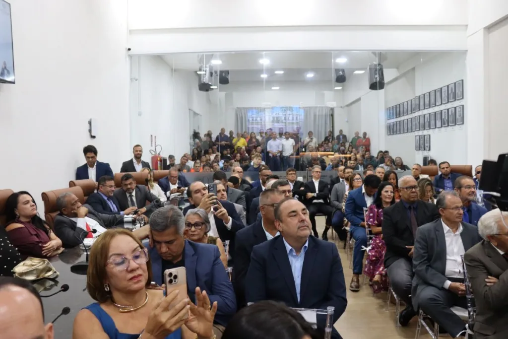ACM neto recebe cidadania feirense e comenda maria Quitéria