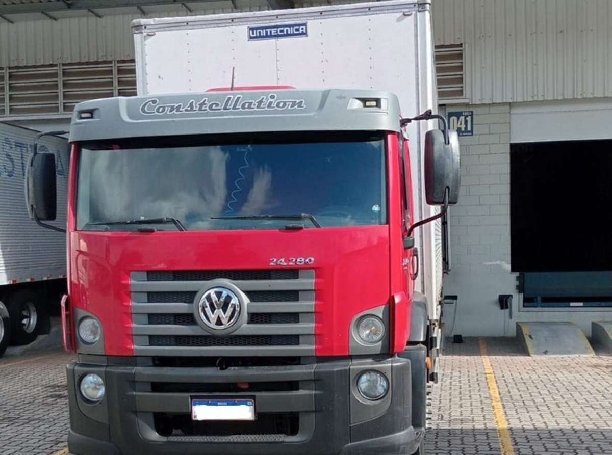 Caminhão tomado de assalto é recuperado pela Polícia Militar