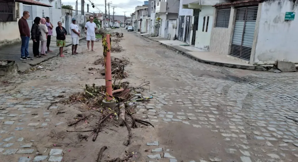 Moradores do Caseb cobram conclusão de obra da Embasa Moradores do Caseb cobram conclusão de obra da Embasa