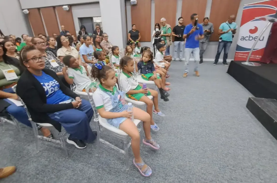 prefeitura firma novo convênio com ACBEU para ampliar ensino de inglês na rede municipal