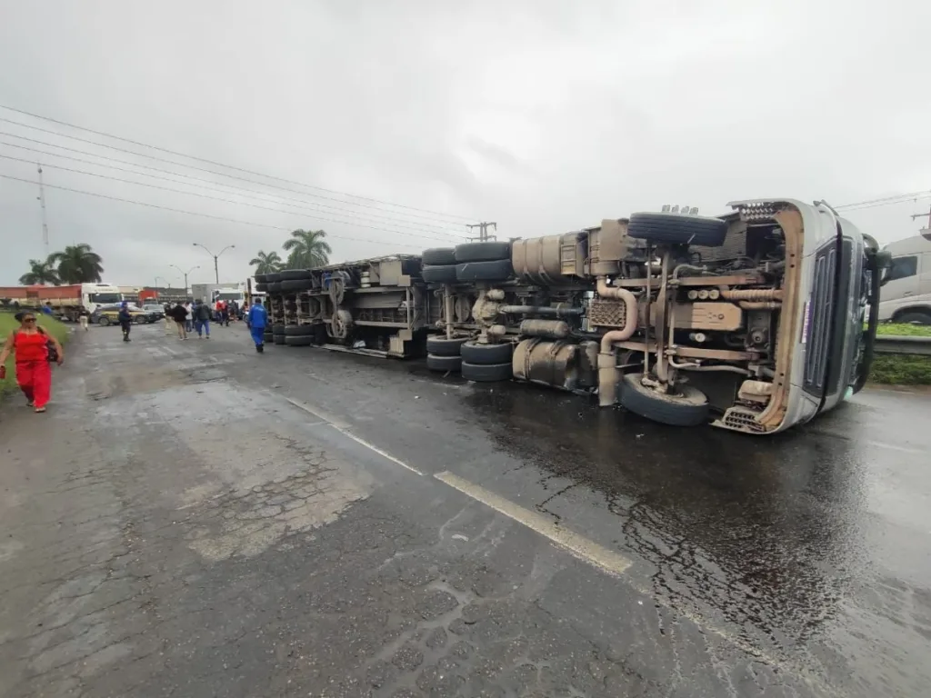 Carreta vira na BR-324 em Feira de Santana e óleo derramado provoca outros acidentes