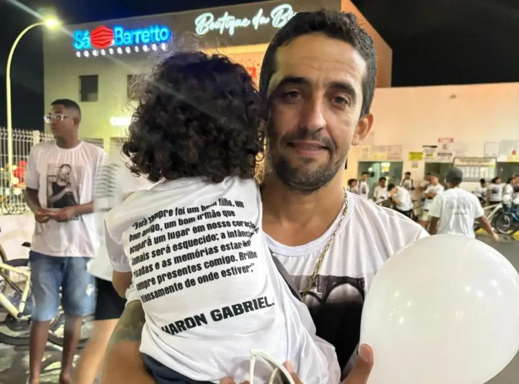Amigos e familiares realizam pedalada em homenagem à memória de Haron Gabriel