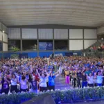 Centenas de pessoas participam da abertura do Vem Louvar 2025