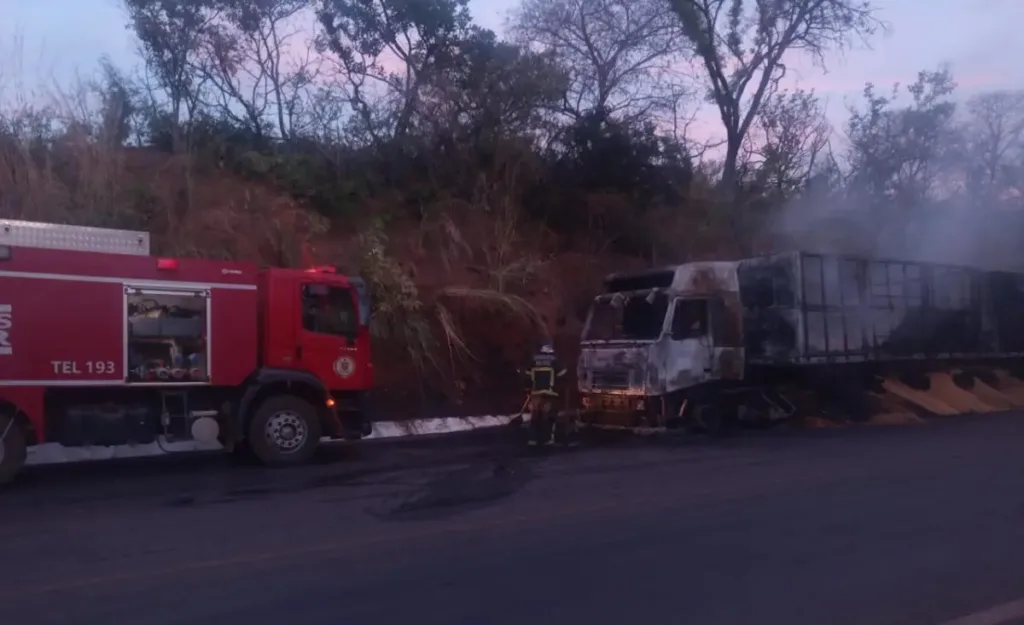 Incêndio em carreta na ba-020
