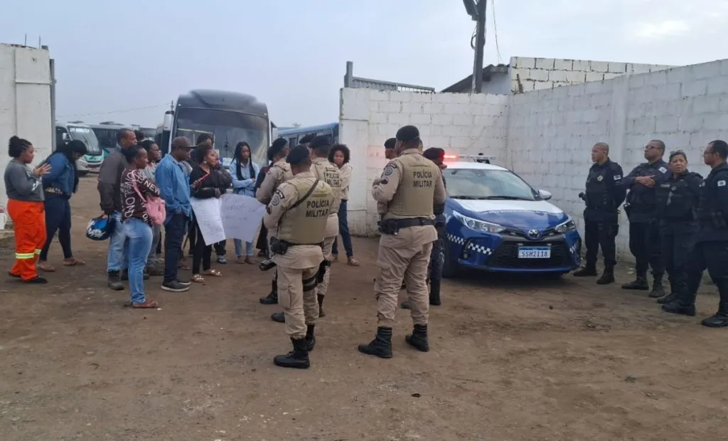 Protesto de moradores bloqueia saída de ônibus por melhorias no transporte público