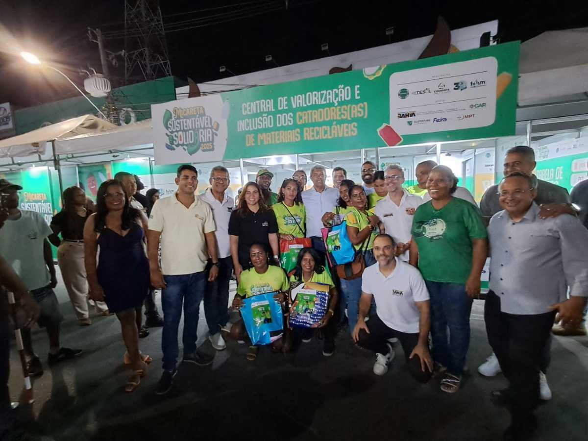 Governador entrega kits de reciclagem para trabalhadores que vão atuar na Micareta 2025