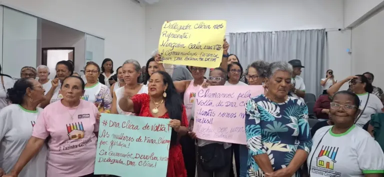 manifestantes cobram permanência da delegada Clécia Vasconcelos na Deam
