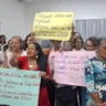 manifestantes cobram permanência da delegada Clécia Vasconcelos na Deam