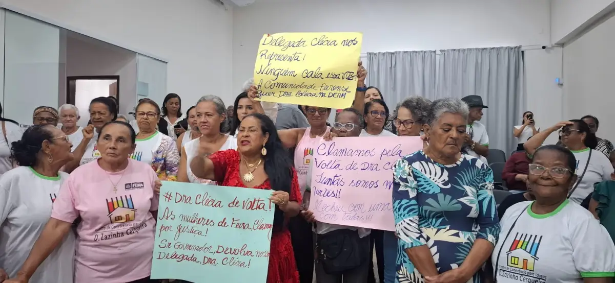 manifestantes cobram permanência da delegada Clécia Vasconcelos na Deam