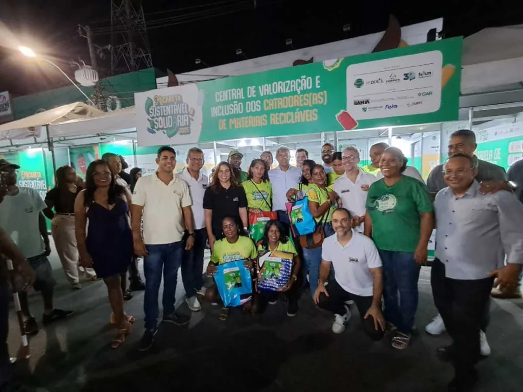 Governador entrega kits de reciclagem para trabalhadores que vão atuar na Micareta 2025
