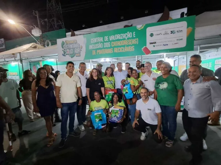 Governador entrega kits de reciclagem para trabalhadores que vão atuar na Micareta 2025