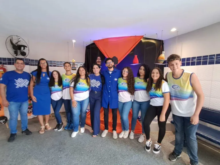 Técnica de arte africana é apresentada em exposição por estudantes da escola Vinicius de Moraes