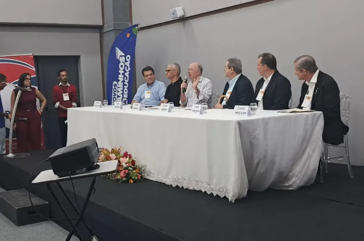 prefeitura firma novo convênio com ACBEU para ampliar ensino de inglês na rede municipal