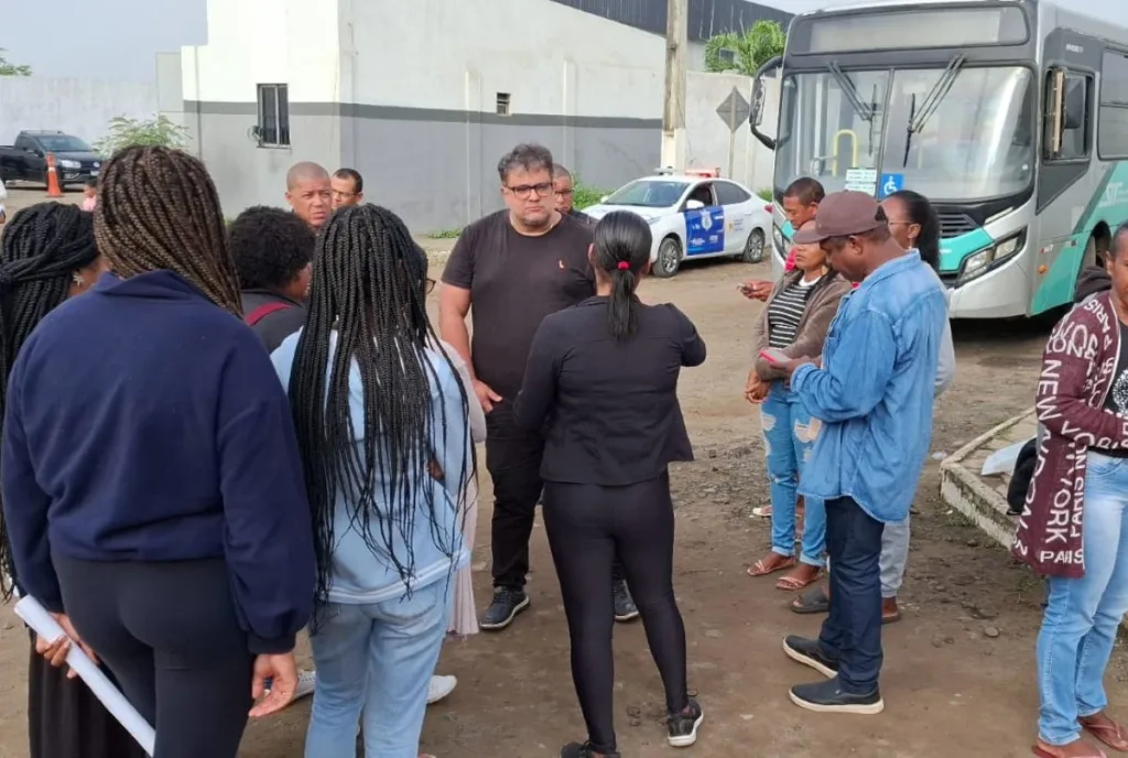 Protesto de moradores bloqueia saída de ônibus para presta