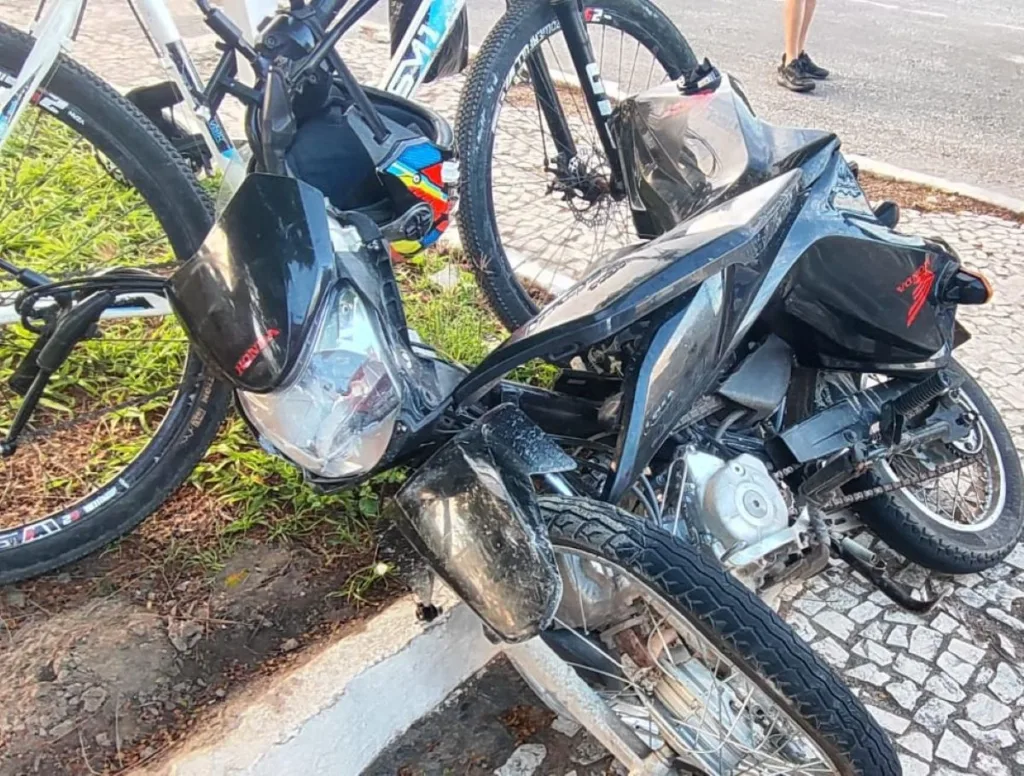 Motociclista fica gravemente ferido após colisão com carro na Avenida Maria Quitéria