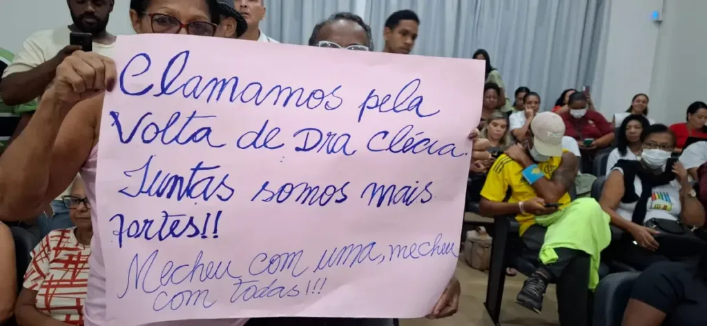 manifestantes cobram permanência da delegada Clécia Vasconcelos na Deam