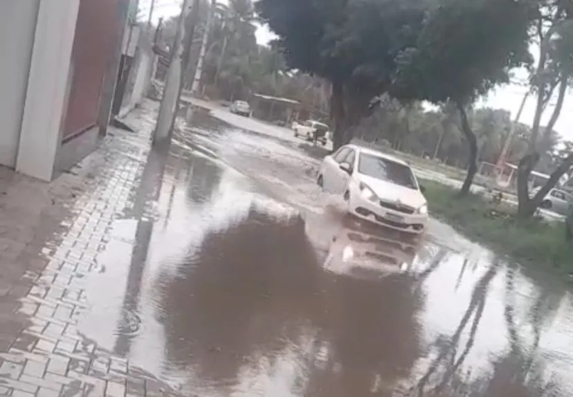Ruas inundadas, crateras, descarte irregular de lixo e lamaçal em ruas da cidade afetam moradores de Feira e Santana