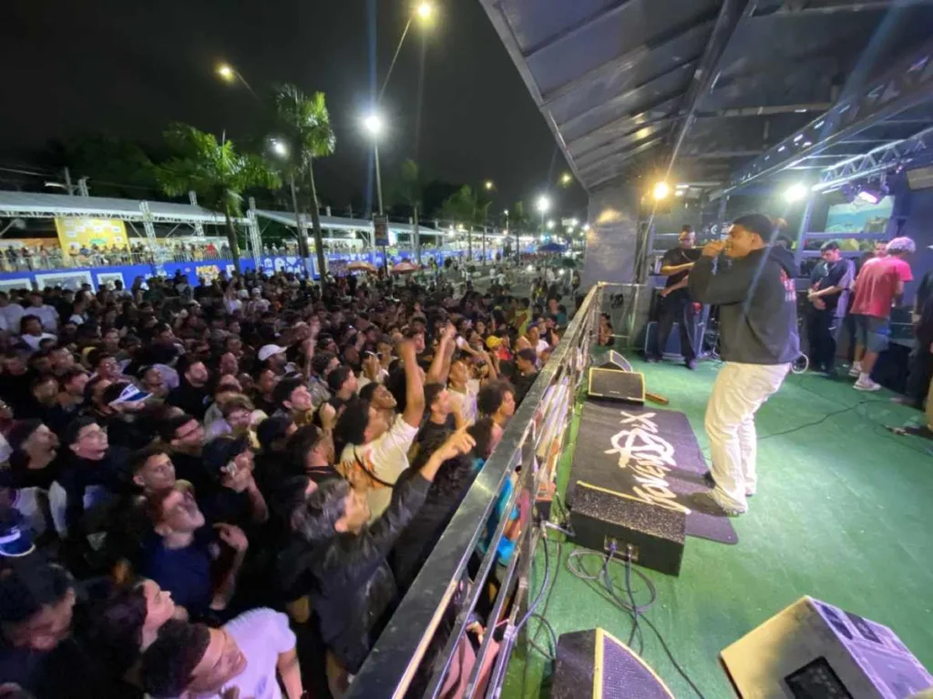Jovem Dex leva o trap à Micareta de Feira e emociona o público com show potente