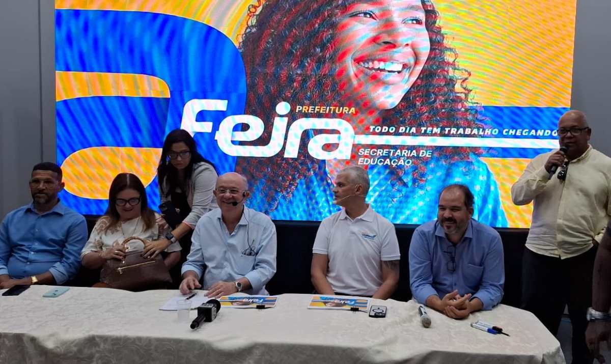 Prefeito anuncia reajuste salarial e concurso público para professores da rede municipal