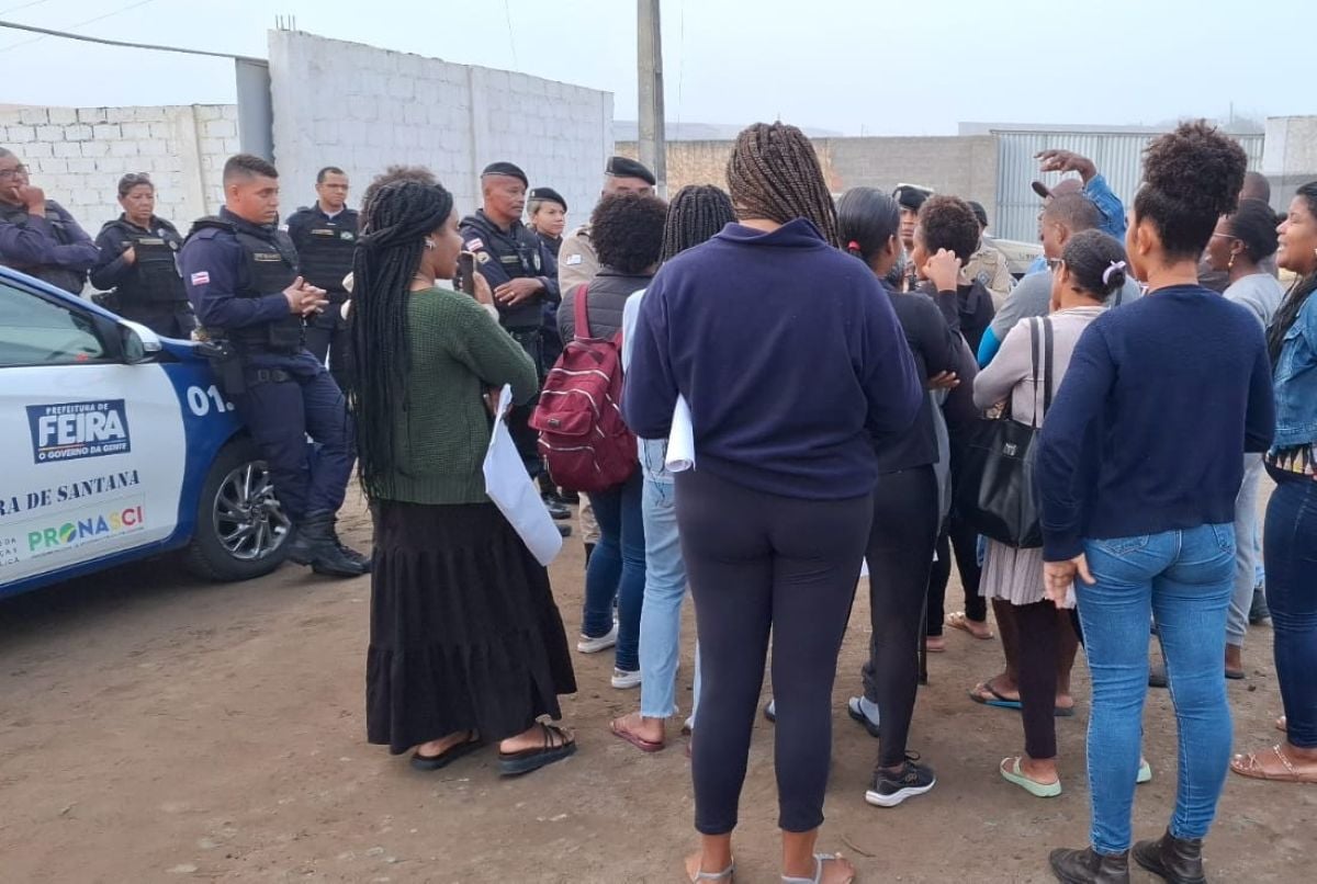 Protesto de moradores bloqueia saída de ônibus para presta
