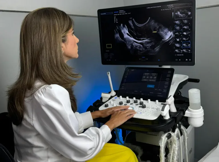 Médica radiologista Luciana Matteoni fazendo ultrassom da Tireoide 2