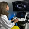 Médica radiologista Luciana Matteoni fazendo ultrassom da Tireoide 2