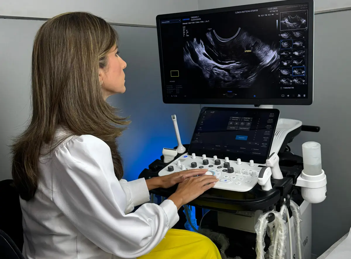 Médica radiologista Luciana Matteoni fazendo ultrassom da Tireoide 2