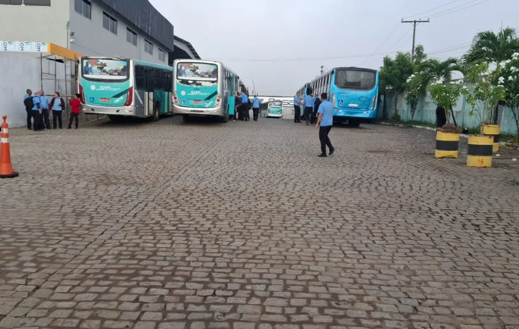 Protesto de moradores bloqueia saída de ônibus para presta