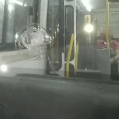 Micro-ônibus atingido por tiro