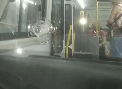 Micro-ônibus atingido por tiro