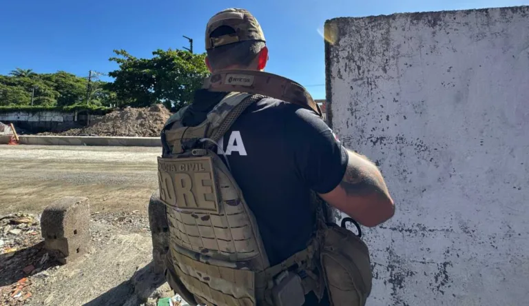 Principal suspeito de atirar contra motorista do diretor do presídio de Eunápolis é capturado durante tentativa de fuga