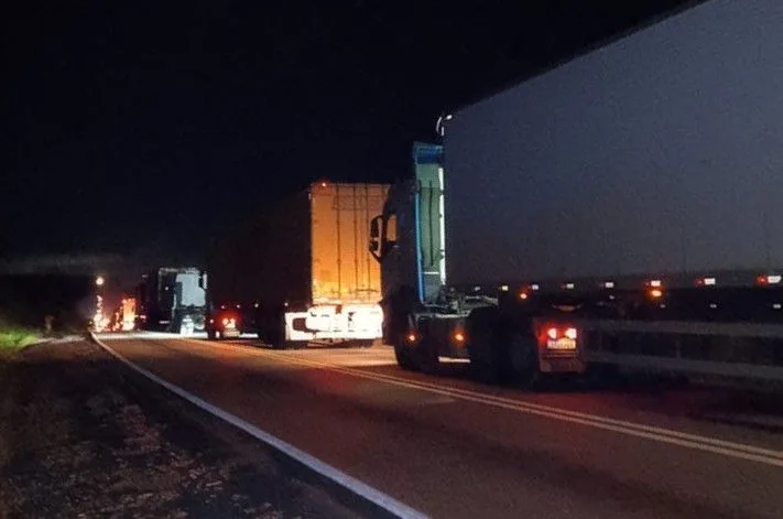 Acidente com carreta deixa trânsito congestionado na BR-116 no Vale do Jiquiriçá Acidente com carreta deixa trânsito congestionado na BR-116 no Vale do Jiquiriçá