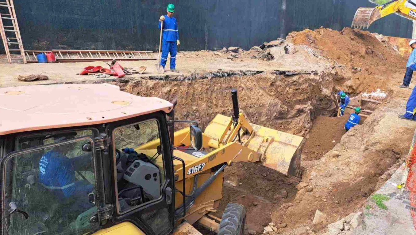 Comerciantes relatam prejuízos por conta de cratera no Anel de Contorno; obras não tem prazo para acabar