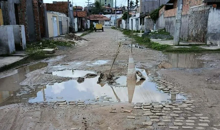 Problemas que se repetem: buracos, alagamentos e falta de limpeza pública; confira os flagrantes da comunidade