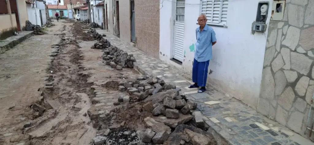 Moradores do Caseb cobram conclusão de obra da Embasa