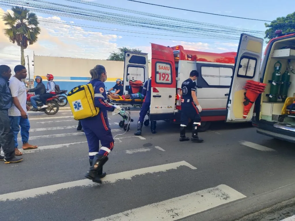 Motociclista fica gravemente ferido após colisão com carro na Avenida Maria Quitéria - Atendimento do Samu