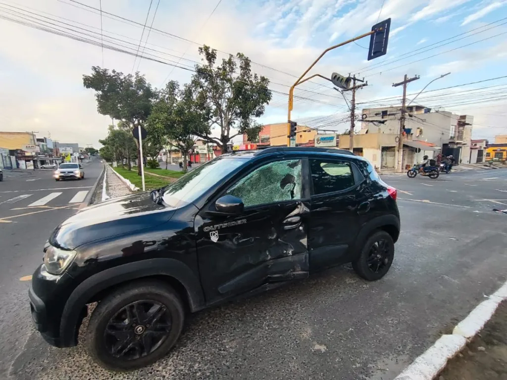 Motociclista fica gravemente ferido após colisão com carro na Avenida Maria Quitéria