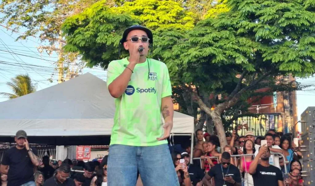 Theuzinho leva multidão para o bairro Rua Nova em gravação de audiovisual